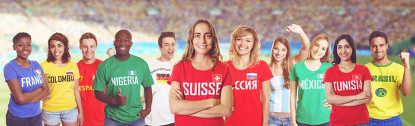Футбол прихильників зі Швейцарії з вентилятори інших країн на с — стокове фото