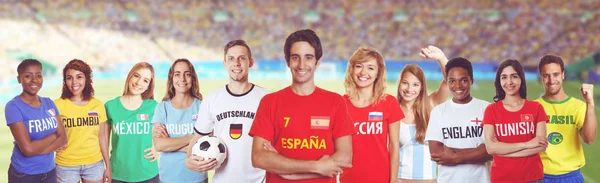 Kibic piłki nożnej z Hiszpanii z fanów innych krajów na stadionie — Zdjęcie stockowe