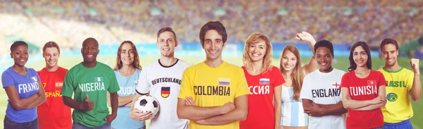 Tifoso di calcio colombiano con tifosi di altri paesi allo stadi — Foto Stock