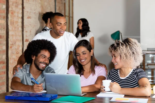 Squadra Commerciale Ispanica Afroamericana Giovani — Foto Stock