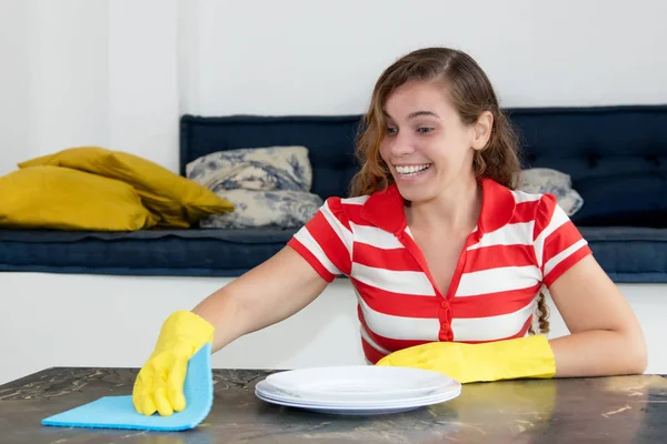 Felice donna caucasica pulizia casa — Foto Stock