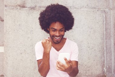 Afro-Amerikan hipster telefonda iyi haber alma