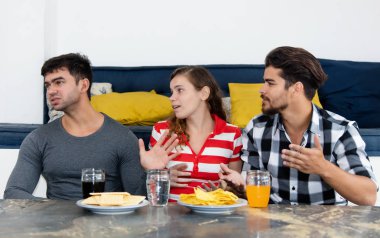 Tartışma üç genç yetişkinler