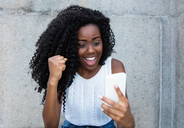 África mulher americana recebendo boas notícias no telefone — Fotografia de Stock