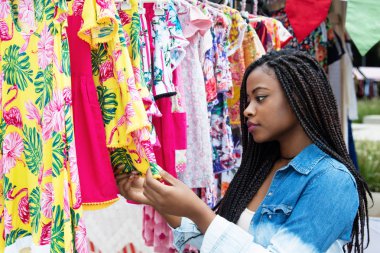 Afrikalı-Amerikalı kadın renkli elbise Market Alışveriş