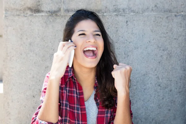 Torcida caucasiano jovem adulto mulher no telefone — Fotografia de Stock