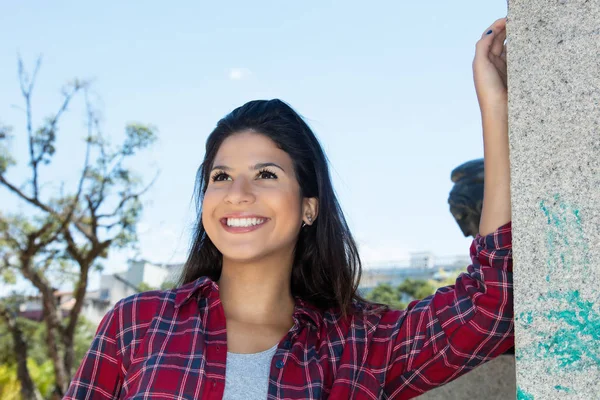 Aantrekkelijke Kaukasische vrouw in hipster shirt in de stad — Stockfoto