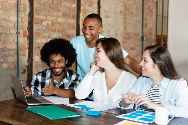 Team di programmatori internazionali al lavoro — Foto Stock