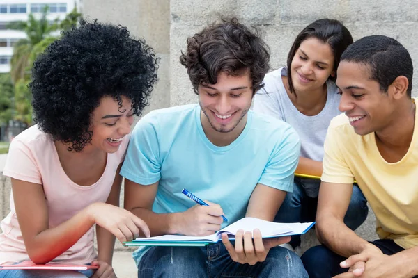 Grupo de estudantes multiétnicos aprendendo ao ar livre no campus — Fotografia de Stock