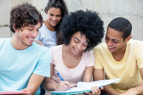 Groep gelukkige studenten leren buiten op de campus — Stockfoto