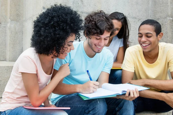Group of american students learning outdoors on campus — Stock Photo, Image