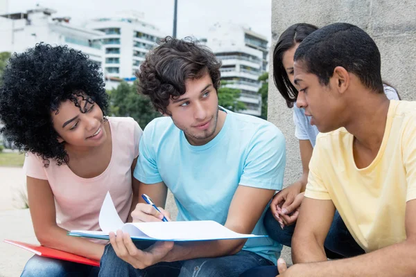 Grupp brasilianska studenter lärande utomhus på campus — Stockfoto