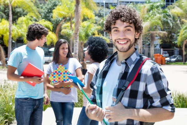 Rindo hipster estudante com grupo de amigos — Fotografia de Stock