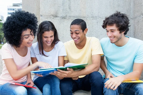 Grupo de estudantes internacionais aprendendo ao ar livre no campus — Fotografia de Stock
