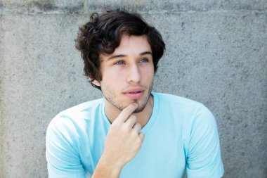 Mavi gözlü beyaz genç yetişkin adam düşünme