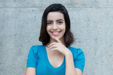 Güzel gülümseyen İspanyol kadın kameraya bakıyor