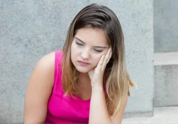 Gemobbte junge erwachsene Frau — Stockfoto