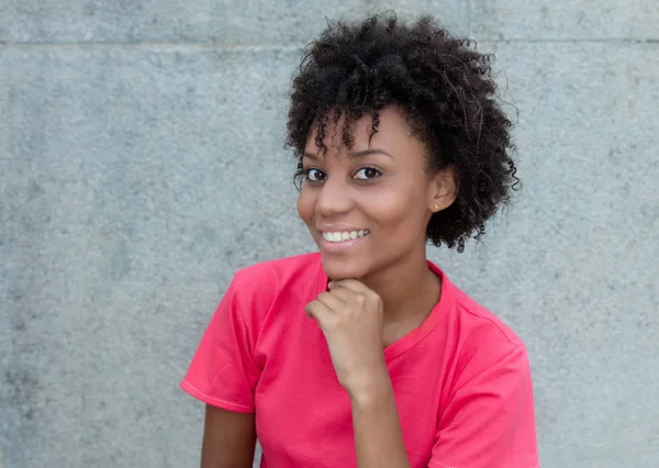 Mooie Braziliaanse vrouw in heldere rode shirt — Stockfoto