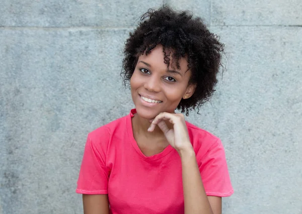 Mujer brasileña riéndose en camisa roja brillante — Foto de Stock