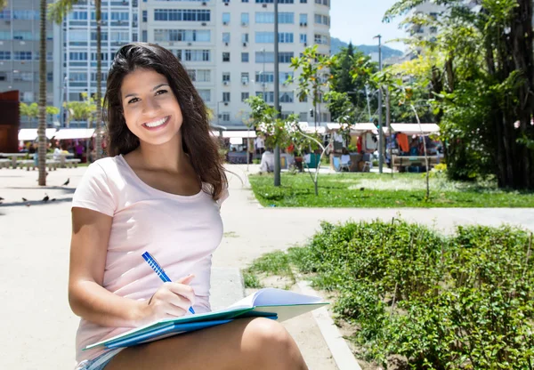 Hermosa estudiante brasileña aprendiendo al aire libre —  Fotos de Stock