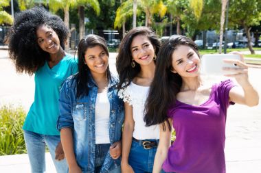 Kafkas kadın selfie ile telefon ve uluslararası kız alarak