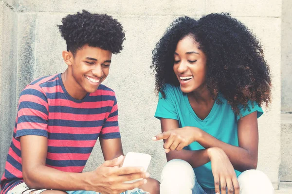 Africano americano joven adulto hipster hombre mostrando fotos en pho — Foto de Stock