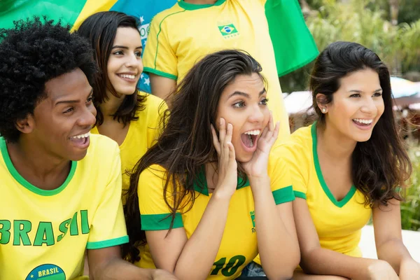 Riéndose de los aficionados brasileños al fútbol con bandera — Foto de Stock