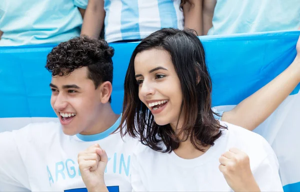 Boldog foci rajongók Argentínából, az argentin lobogó alatt — Stock Fotó