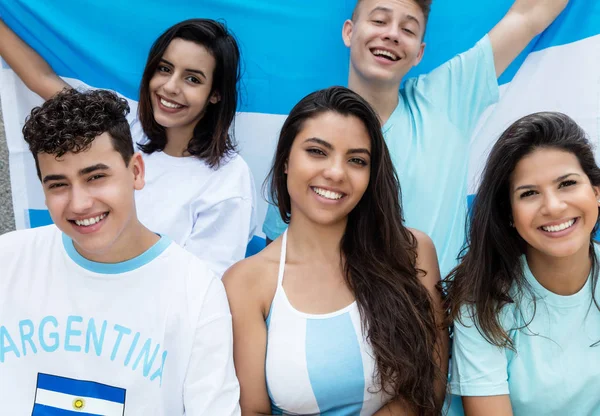 Grupp av happy sport fans från Argentina med flagga — Stockfoto