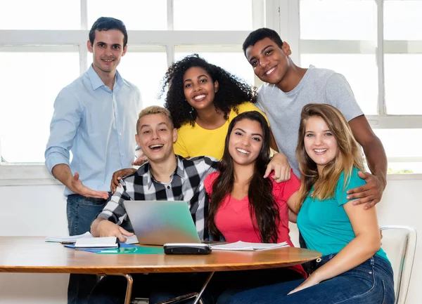 Grupo de estudantes internacionais com professor em sala de aula — Fotografia de Stock