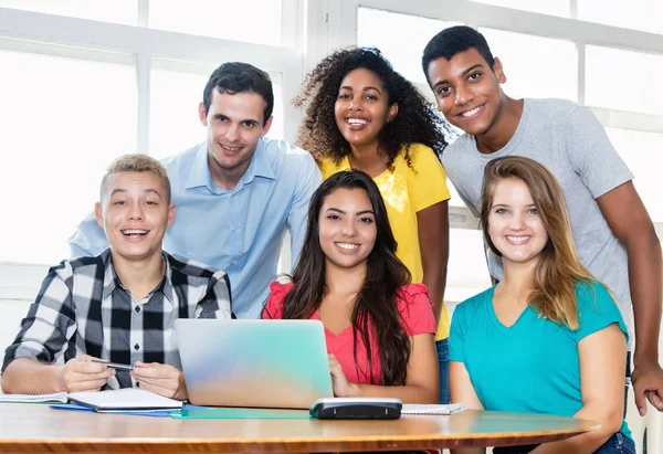 Insegnante ridente con gruppo multiculturale di studenti — Foto Stock