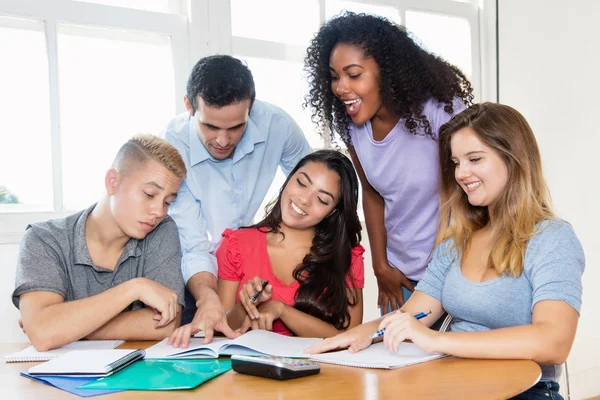 Studenti internazionali ridenti con insegnante — Foto Stock