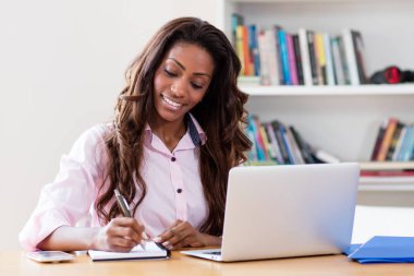 Afrikalı-Amerikalı kadın gün defter ile planlama