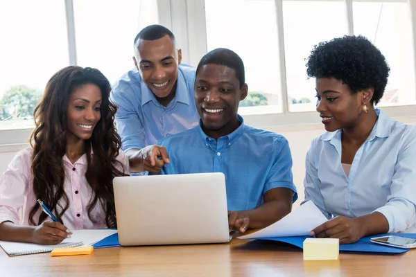 Équipe commerciale afro-américaine parlant de stratégie — Photo