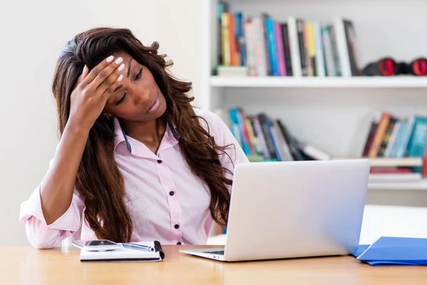 Stressad afroamerikanska kvinnan vid dator — Stockfoto