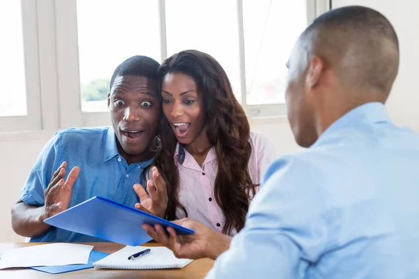 African american par är glad om erbjudande av agent — Stockfoto