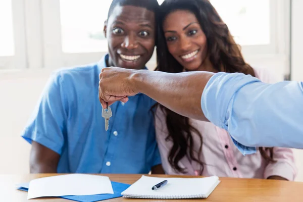 Gelukkig Afrikaanse Amerikaanse echtpaar krijgt de sleutel voor nieuw huis — Stockfoto