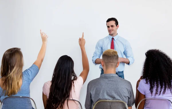 Professor com alunos em sala de aula — Fotografia de Stock