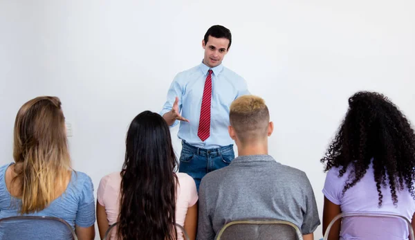 Professor falando com os alunos na sala de aula — Fotografia de Stock