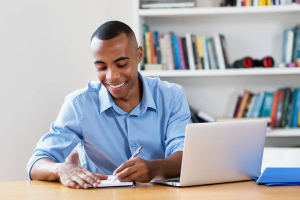 Afrika kökenli Amerikalı adam planlama faaliyetleri