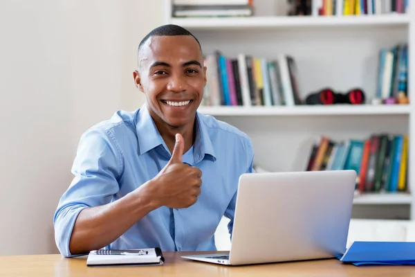 Framgångsrik afroamerikanska man på dator — Stockfoto