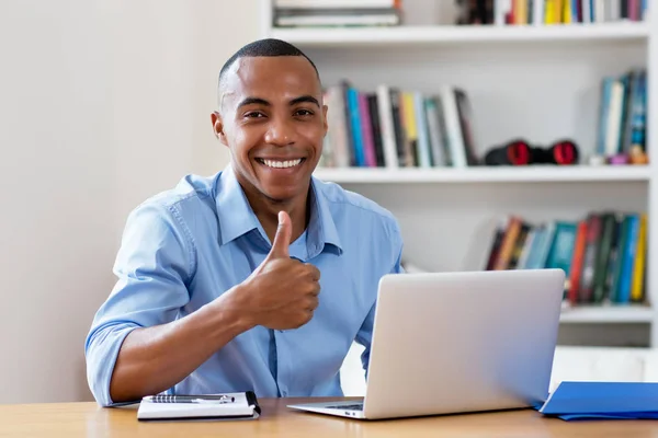 Homem americano africano bem sucedido no computador — Fotografia de Stock