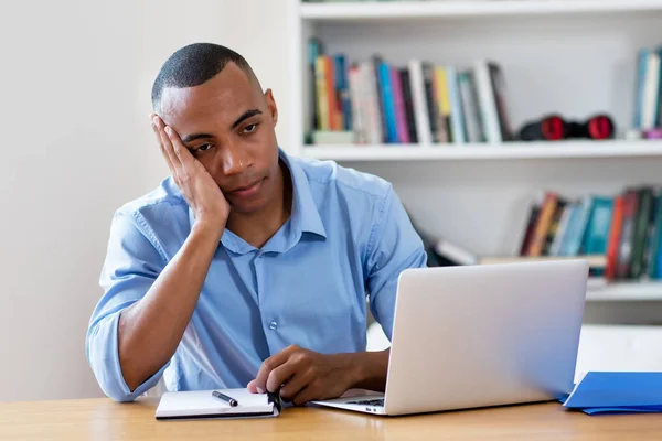 Stressato africano americano uomo a computer — Foto Stock