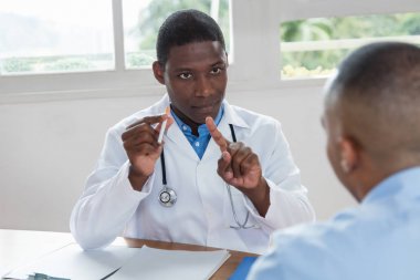 Afrika kökenli Amerikalı doktor Sigara İçilmez tavsiye