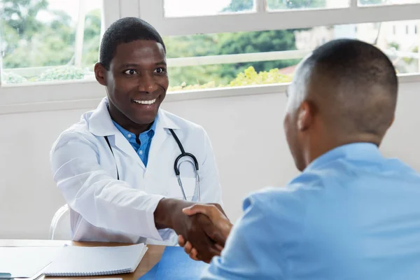 Médecin afro-américain accueillant patient — Photo