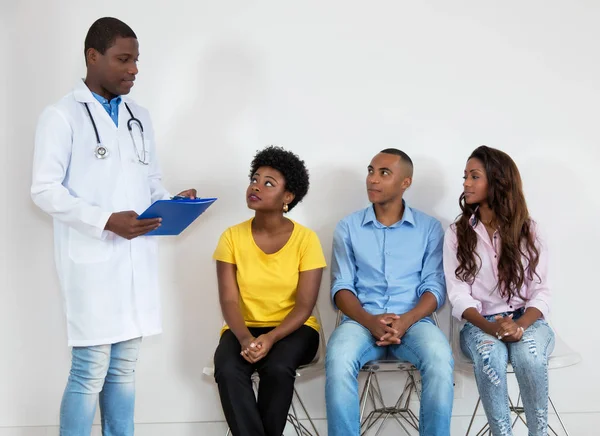Афро-американських лікар з пацієнтами в зал очікування — стокове фото