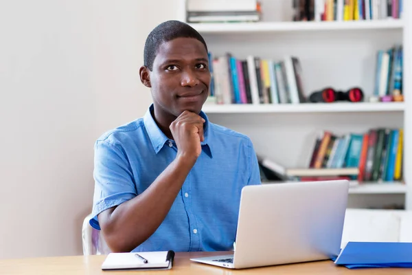 Афро-американських бізнесмен мислення з ноутбуком — стокове фото