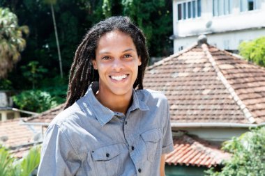 Dreadlocks ile latin Amerika genç yetişkin adam portresi