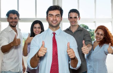 Başparmak gösterilmesini başarılı iş adamları büyük bir grup