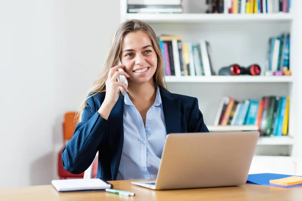 Moderne blonde zakenvrouw spreken met klant bij telefoon — Stockfoto